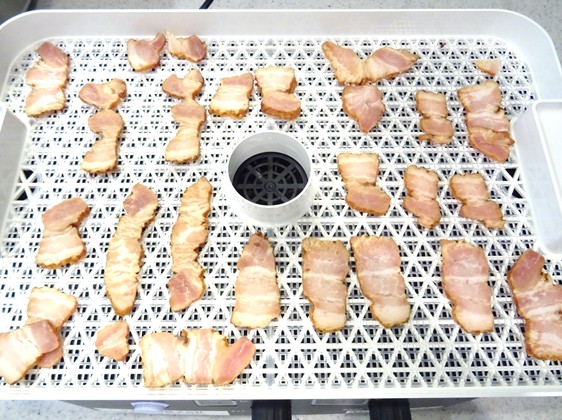 焼き豚　食品乾燥機のトレイに並べる (5)