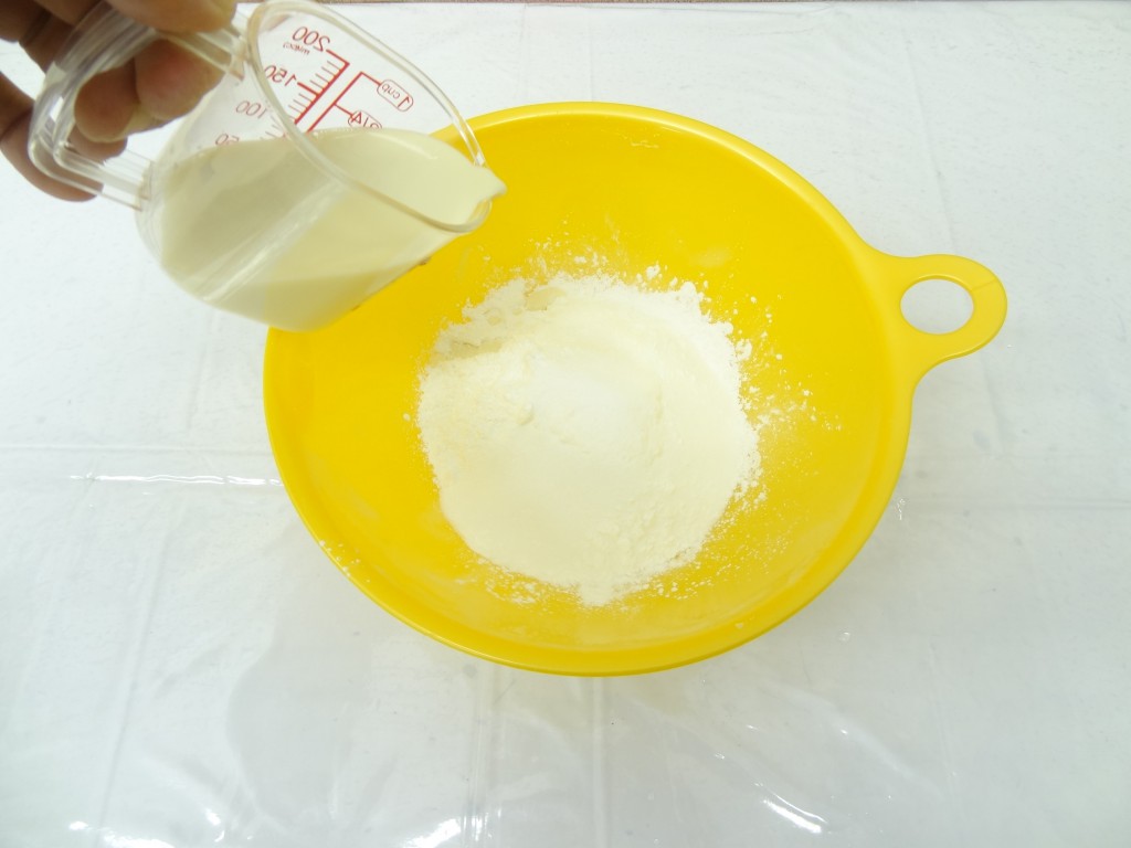 ボウルに米粉　砂糖　ベーキングパウダー　豆乳を入れ混ぜる