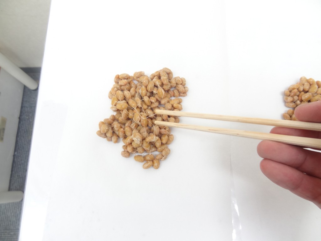 納豆を箸で伸ばす